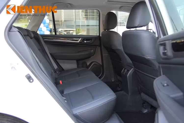 Bên trong xe, nội thất Outback mới cũng tương đồng như mẫu Legacy với f ghế ngồi sau khá rộng và được bọc da cao cấp
