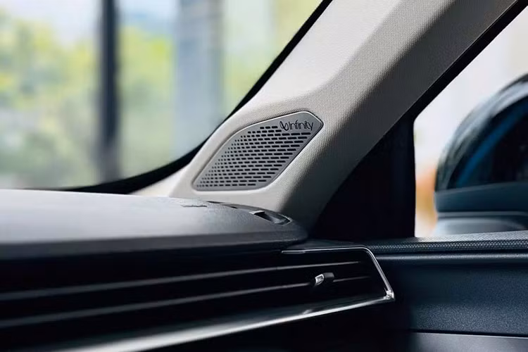 Ghế lái có thêm tính năng chỉnh điện 12 hướng, nhớ ghế 2 vị trí, sưởi ấm cho 2 ghế trước và làm mát ghế lái. Ghế phụ chỉnh điện 8 hướng, có sưởi ghế. Chưa hết, Lynk &amp; Co 01 2024 còn được bổ sung thêm đèn viền nội thất dạng LED, sạc không dây, 10 loa Harman Kardon Infinity thay cho dàn âm thanh 8 loa trên bản cũ. 