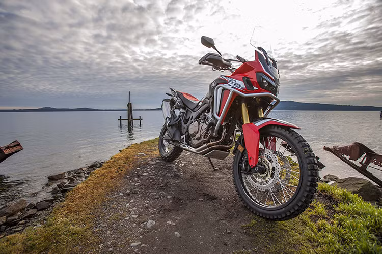 Phiên bản 2017 của mẫu xe adventure Honda CRF1000L Africa Twin mới này đã chính thức được tung ra tại thị trường quê nhà - Nhật Bản. Xe sở hữu một số nâng cấp đáng kể về thiết kế và động cơ. Tuy nhiên trọng lượng xe vẫn ở mức 232kg tương tự phiên bản trước.