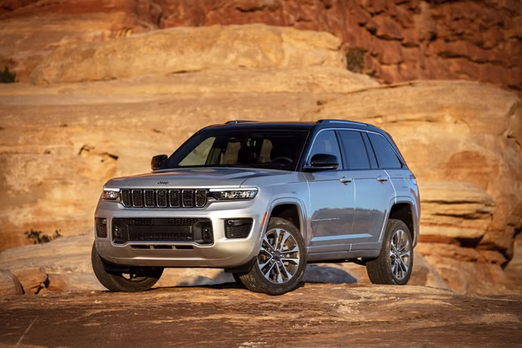 Jeep Grand Cherokee trieu hoi hon 355.000 xe vi nguy co... rung banh