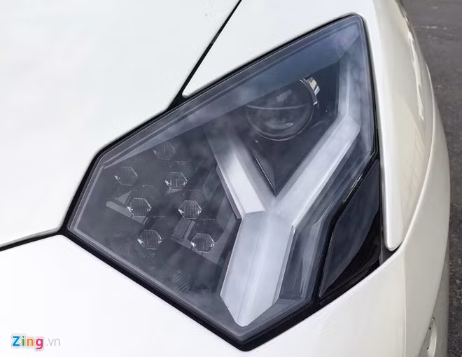 Cụm đèn pha full LED với thiết kế dạng tinh thể kim cương. Khoang động cơ của xe được bố trí một tấm kính chắn, khiến người lái không phải chịu âm lượng khủng khiếp phát ra từ khối động cơ phía sau. Nếu hạ tấm kính xuống, rất ít người có thể chịu đựng được lâu.