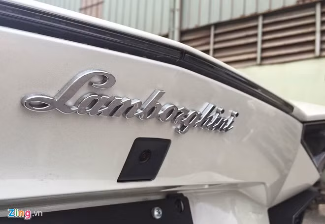 Siêu xe nhà Lamborghini nặng 1.625 kg này có thể chạy nước rút từ 0-100 km/h trong 3 giây, mức tiêu thụ nhiên liệu trung bình chỉ 13,4 lít/100 km, lượng khí thải CO2 là 370g/km. Giá trị ước tính của chiếc xe này nếu tính đủ thuế tại Việt Nam sẽ khoảng 26 tỷ đồng.
