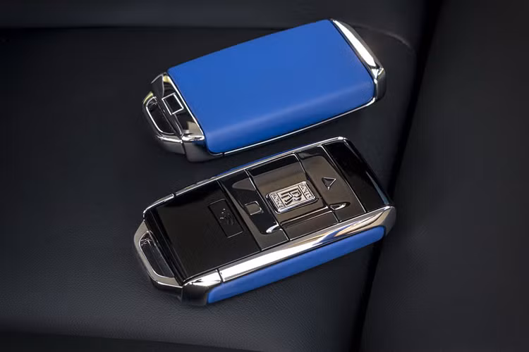 Màu xám Selby Gray, đen cùng xanh Cobalto Blue được chọn làm bộ áo chính cho bên trong khoang lái chiếc Rolls-Royce Cullinan này. Ngoài ra, chìa khoá bọc da màu xanh Salamanca Blue rất ấn tượng. 