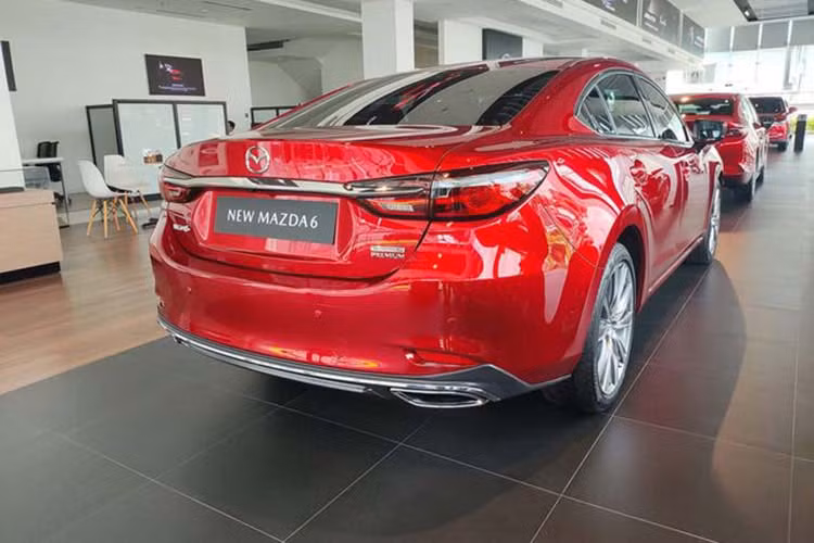 Gia xe Mazda6 giam 65 trieu dong, tang ap luc len Toyota Camry-Hinh-3