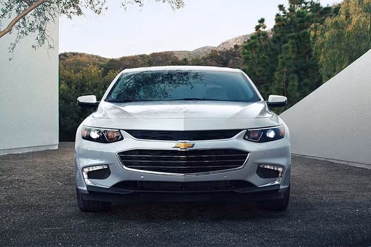 Chiếc Malibu mới tại Uzbekistan chưa có phiên bản hybrid hay động cơ turbo 1.5L mà chỉ có duy nhất bản LTZ 2.5L, kết hợp hộp số tự động 6 cấp, tạo ra công suất cực đại 186 mã lực ở tốc độ vòng tua máy 5300 v/p và lực mô-men xoắn lớn nhất 249 N.m ở tốc độ 4400v/p.
