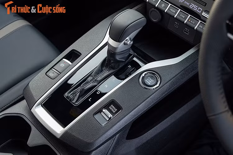 Theo nhân viên tư vấn bán hàng tại đại lý cho biết, Mitsubishi Xforce tại Việt Nam dự kiến sẽ có 3 hoặc 4 phiên bản với giá bán dao động từ 650 - 750 triệu đồng. Xe sẽ cạnh tranh với những đối thủ như Hyundai Creta, Toyota Yaris Cross, Kia Seltos và Honda HR-V.