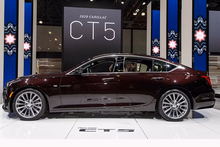 Cadillac CT5 2020 mới được phát triển dựa trên nền tảng khung gầm Alpha mới của hãng xe Mỹ, sử dụng hệ dẫn động cầu sau (RWD) tiêu chuẩn hoặc bốn bánh toàn thời gian (AWD) tùy thuộc vào phiên bản.