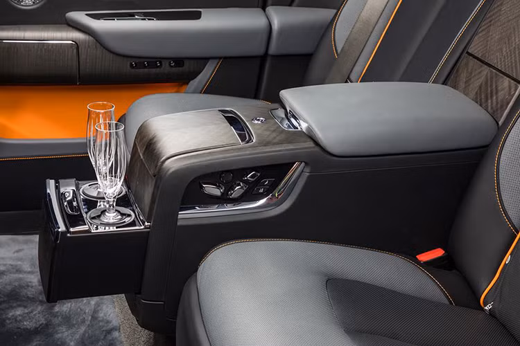 Không gian chứa đồ của Rolls-Royce Cullinan Cullinan mới có thể tích len tới 560 lít nếu mang theo tùy chọn 2 ghế ngồi phía sau, và 600 lít nếu được tháo ra. Cullinan là mẫu Rolls-Royce đầu tiên trong lịch sử có hàng ghế thứ 2 có thể gập xuống, tạo ra tổng dung tích 1.930 lít.