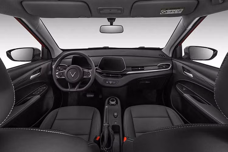 Nằm trong tầm giá 500 triệu đồng, dòng SUV thuần điện cỡ nhỏ của VinFast có độ hoàn thiện khá tốt với khoang nội thất sử dụng chất liệu nhựa cao cấp cùng một số trang bị nổi bật như cần số dạng xoay, đồng hồ kỹ thuật số, màn hình giải trí trung tâm 8 inch...