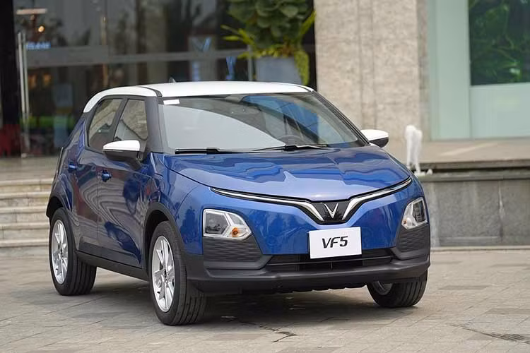  VinFast VF5 Plus: từ 458 triệu đồng Góp mặt tại phân khúc SUV cỡ A, VinFast VF5 Plus là dòng ôtô thuần điện duy nhất của nhóm. Xe có 2 tùy chọn, bao gồm pin và chưa pin cùng giá niêm yết lần lượt ở mức 538 triệu đồng và 458 triệu đồng.