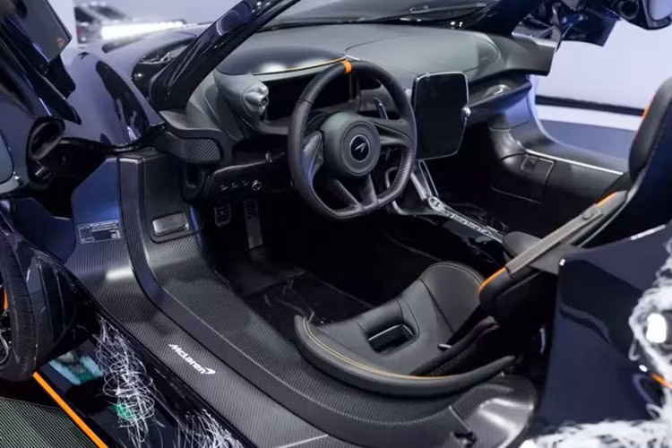 Nếu bạn chê biển số xe McLaren Elva của Minh Nhựa quá bình dân thì nó lại mang ý nghĩa rất lớn với anh, bỏ ra 40 triệu đồng để sở hữu 1 chiếc biển mình mơ ước lại còn đi cặp với biển số Pagani Huayra, tay chơi này quá đẳng cấp. 