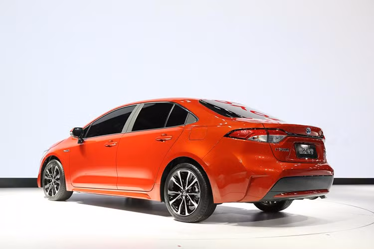 So với phiên bản cũ, Toyota Levin 2019 dài hơn 10 mm, rộng hơn 5 mm và thấp hơn 45 mm trong khi chiều dài cơ sở giữ nguyên. Về thiết kế, xe được trang bị lưới tản nhiệt tgiống Toyota Corolla Sedan 2020 ở Bắc Mỹ, la-zăng 5 chấu kép, cửa sổ nhỏ hình tam giác nằm gần cột C...
