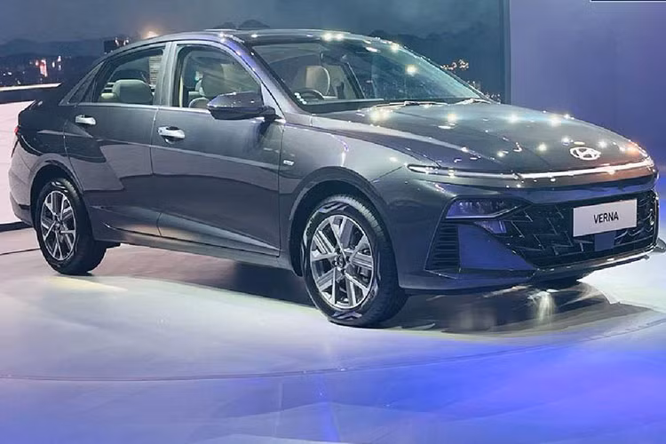  Hyundai Accent thế hệ thứ 6 đã chính thức ra mắt quốc tế tại Ấn Độ. Ở thị trường này, Accent được biết đến với tên gọi Verna. Về ngoại hình, Hyundai Accent 2023 mới có kích thước chiều dài x rộng x cao lần lượt là 4.535 x 1.765 x 1.475 mm, cùng với chiều dài cơ sở 2.670 mm.