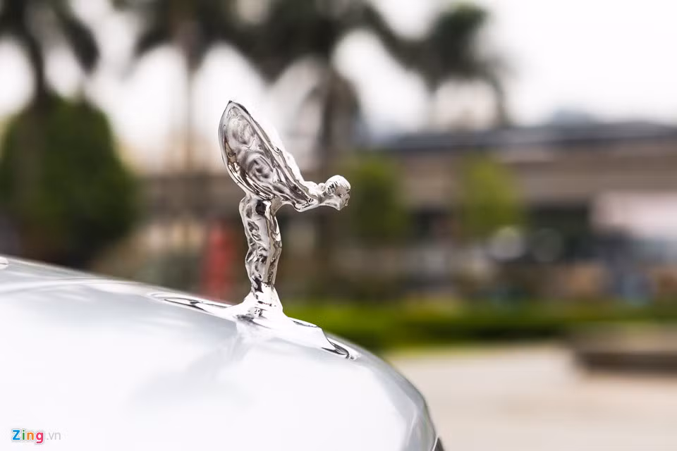 Ghost Series II trang bị động cơ V12 tăng áp kép, dung tích xy-lanh 6.6L, công suất tối đa 570 mã lực tại 5.250 vòng/phút, mô-men xoắn cực đại 780 Nm tại 1.500 vòng/phút. Ghost Series II sử dụng hộp số 8 cấp, tăng tốc từ 0-100 km/h trong vòng 4,8 giây và đạt tốc độ tối đa là 249 km/h.