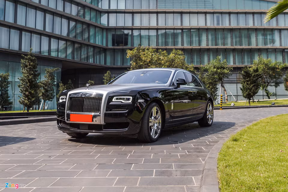 Chiếc Rolls-Royce Ghost Series II chạy lướt này có giá khoảng 23 tỷ đồng (tham khảo tại Sơn Tùng Auto, Hà Nội), đã ra biển trắng.
