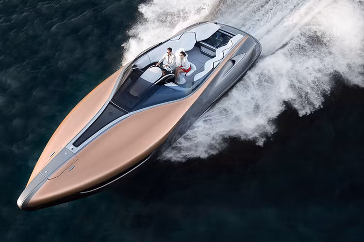 Vào tháng 1/2017 vừa qua, Lexus đã làm chủ hoàn toàn sân khấu của sự kiện February Miami khi mang chiếc du thuyền ấn tượng của mình đến bến cảng. Sau đó, chiếc du thuyền vượt đại dương về quê nhà Nhật Bản bằng tàu thủy. Đến gần đây, tại cảng Tokyo, siêu du thuyền Lexus tiếp tục xuất hiện và khoe vẻ đẹp của mình trước công chúng.