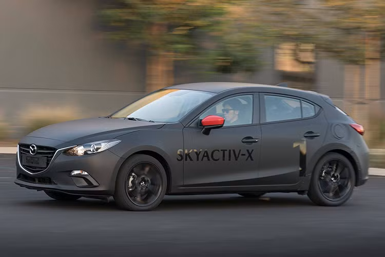 Cách tiếp cận của Mazda chính là xem xét toàn diện về nhu cầu, môi trường kinh doanh và quy định khí thải của từng thị trường để đưa ra quyết định về việc sử dụng các công nghệ phù hợp cho từng khu vực. Hiện tại, ở Mỹ, người tiêu dùng chỉ có thể mua Mazda3 với động cơ hút khí tự nhiên 2.5L 4 xi-lanh cho 186 mã lực và 252Nm.