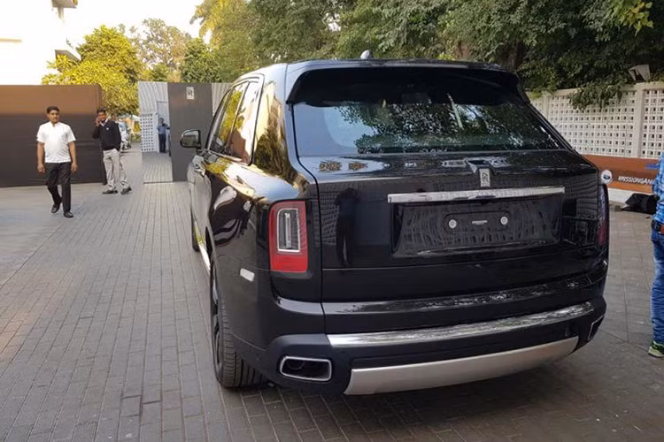 Ngoài ra, mẫu SUV sang trọng bậc nhất thế giới có khả năng off-road ấn tượng nhờ được trang bị chế độ đặc biệt có thể điều chỉnh mô men xoắn. Nó giúp động cơ V12 tăng áp kép dung tích 6,75 lít có thể truyền công suất 563 mã lực và mô men xoắn 850 Nm xuống bốn bánh xe di chuyển hiệu quả trên mặt đường lồi lõm và lội nước sâu tới 54 cm.