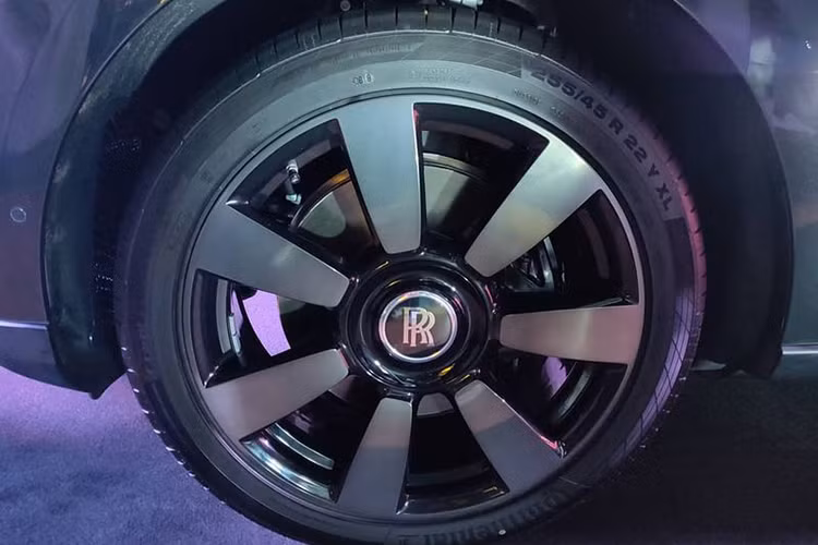 Chiếc SUV hạng sang nhà Rolls-Roye có chiều dài 5.341mm, chiều rộng 2.164mm và cao 1.835mm. Cullinan sở hữu trục cơ sở 3.295mm, cung cấp một không gian nội thất vô cùng rộng rãi và thoải mái. Dung tích khoang hành lý của xe là 560 lít và 600 lít khi tấm chắn phía sau được bỏ, ghế sau có thể gập xuống, tạo dung tích khoang hành lý lên đến 1.930 lít và chứa đồ vật dài tối đa 2.245mm.
