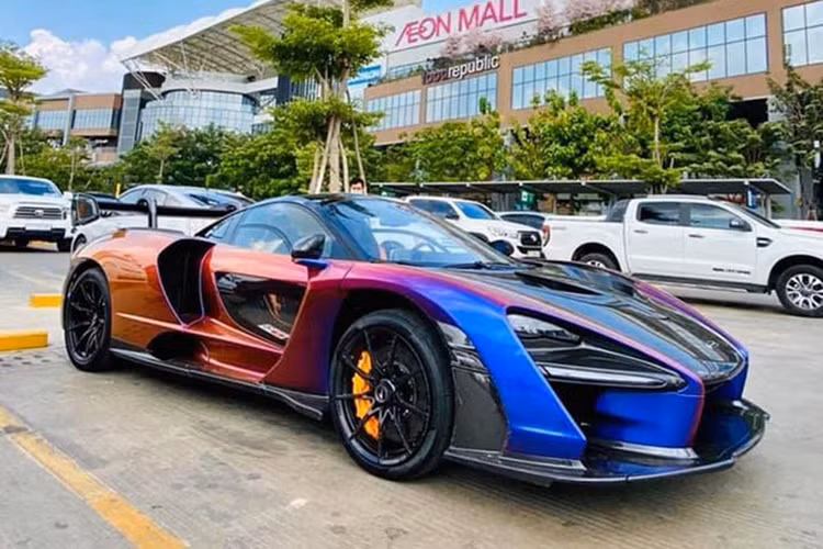 Giá xe McLaren Senna mới màu độc này không được vị đại gia quận 12 ở TP HCM tiết lộ, nhưng ước tính trị giá của siêu xe này không dưới 50 tỷ đồng khi về đến Việt Nam. Ngoài siêu xe này, vị đại gia quận 12 còn sở hữu hàng loạt siêu phẩm đình đám như; Lamborghini Huracan LP610-4, Lamborghini Aventador S và Aston Martin Vantage V8...