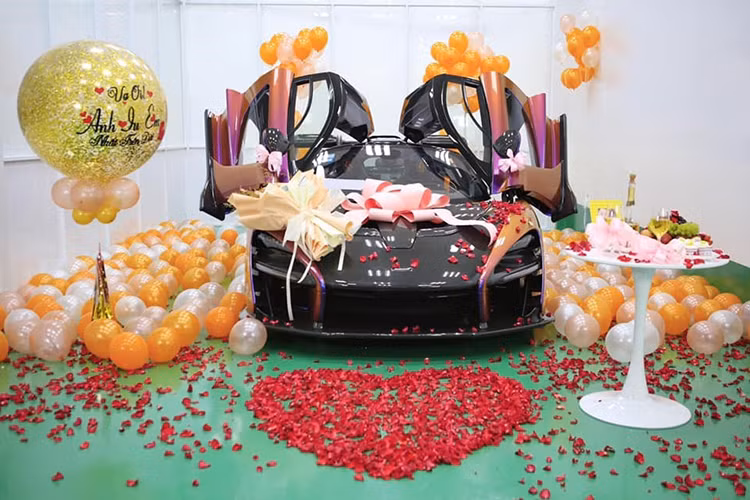Như vậy, sau hơn 2 tháng có mặt tại Campuchia, chiếc siêu xe McLaren Senna triệu đô của doanh nhân quận 12 đã có mặt tại Việt Nam và được chủ nhân công bố hình ảnh đầy đủ. Hình ảnh này cũng cho thấy, chiếc McLaren Senna độc nhất vô nhị tại Việt Nam đeo biển kiểm soát của nước bạn Campuchia.