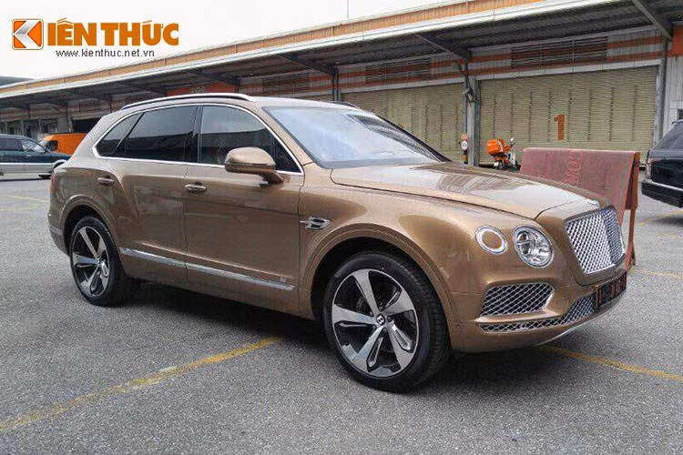 "Chất" của siêu SUV nhà Bentley được thể hiện ngay từ phần đầu của Bentayga, với cụm đèn pha tròn kép, lưới tản nhiệt cực lớn và cản trước được thiết kế tương tự các dòng Bentley Continental GT danh tiếng.