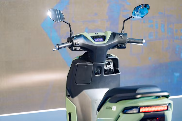 ICON e: được trang bị động cơ điện công suất 1,5 kW, mô-men xoắn 85 Nm, tốc độ tối đa đạt 49 km/h. Theo quy định hiện hành, xe máy điện có công suất không quá 4 kW và tốc độ dưới 50 km/h không yêu cầu bằng lái, điều này giúp ICON e: tiếp cận dễ dàng hơn với nhóm khách hàng trẻ tuổi.