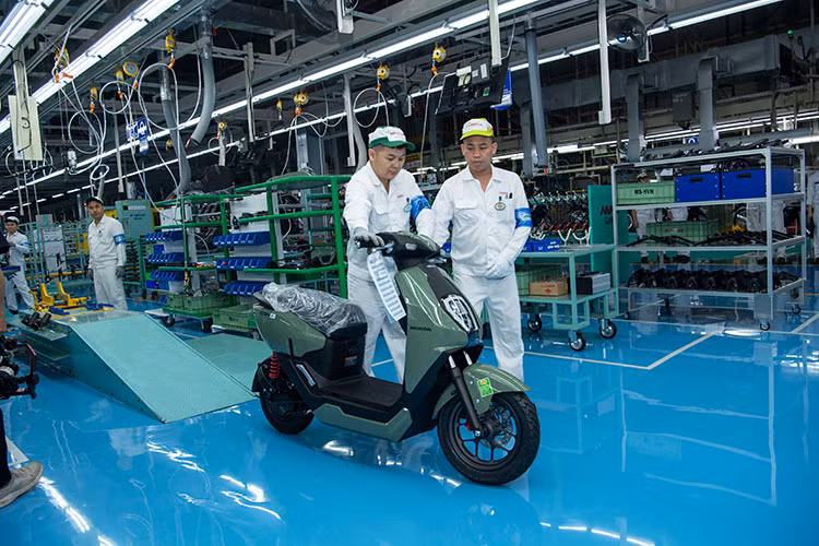 Pin của Honda ICON e: có thể sạc trực tiếp trên xe hoặc tháo rời để sạc bằng nguồn điện dân dụng, mất 7,5 giờ để sạc đầy. Trong trường hợp sạc nhanh từ 30-70%, thời gian sạc là 3,5 giờ.