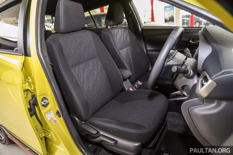Toyota Yaris 2019 bản G hàng đầu tại Malaysia không có ghế da mà thay vào đó là ghế vải màu đen với đường chỉ xanh. Ghế sau được thiết kế lại với khả năng ngả 25 độ, tăng 2 độ so với phiên bản trước đó tạo cảm giác thoải mái hơn cho người ngồi.