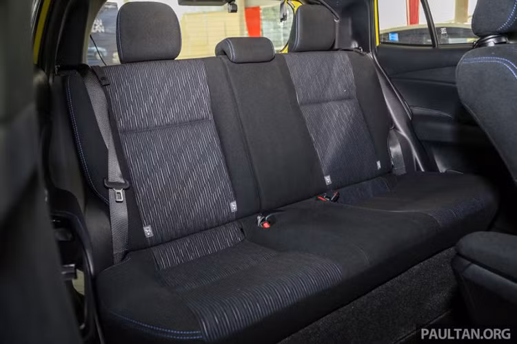 Bản G cao cấp của Yaris 2019 tại Malaysia được trang bị 07 túi khí (phía trước, bên, rèm, đầu gối người lái), phanh ABS/ EBD, hỗ trợ khởi hành ngang dốc (HAC), cảnh báo điểm mù &amp; cảnh báo giao thông phía sau,...