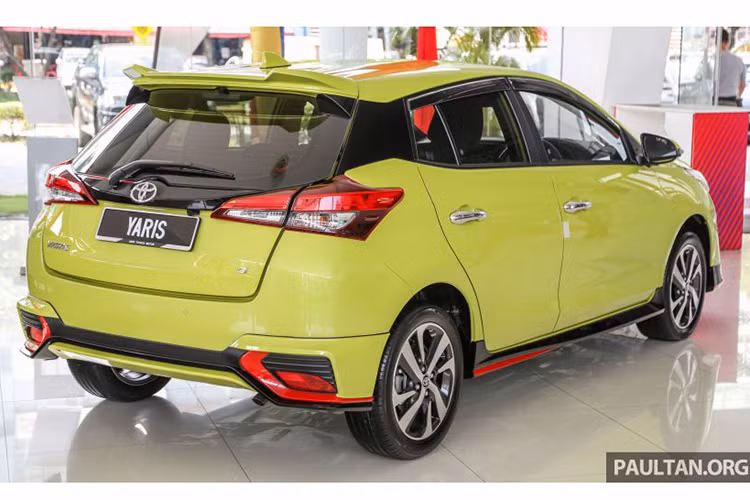 Về tổng thể, phần đầu xe Yairs 2019 phiên bản nâng cấp ở Malaysia có thiết kế tương tự như Toyota Yaris đang bán tại Việt Nam khi sở hữu cụm đèn pha (halogen projector) nối liền cụm lưới tản nhiệt.