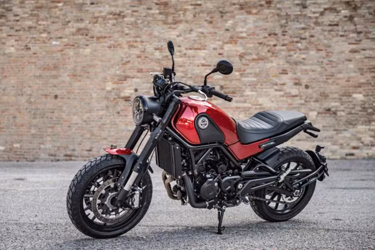 Chính thức ra mắt tại thị trường Đông Nam Á, cụ thể là Malaysia, Benelli đặt tên cho chiếc "Scrambler" này theo một phong cách rất Ý: Leoncino 2018, trong tiếng Ý “Leoncino” nghĩa là chú hổ con. Từng tiên trình làng tại triển lãm EICMA 2015 dưới dạng xe concept, đến nay phiên bản thương mại của mẫu xe Benelli Leoncino 2017 đã chính thức ra mắt.