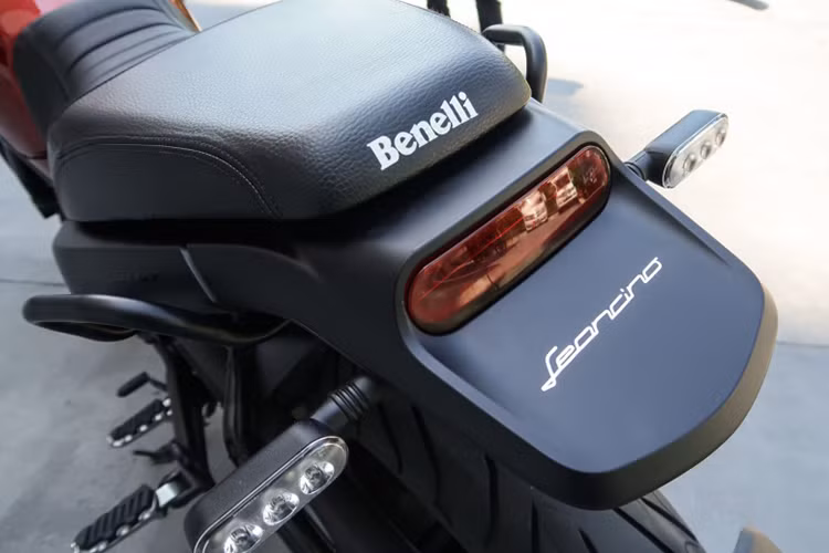 Để phù hợp với cái tên này, trên chắn bùn trước của Benelli Leoncino xuất hiện biểu tượng một chú sư tử. Phía sau xe sở hữu cụm đèn hậu và xi nhan dạng Led khá ấn tượng, dè sau của xe thiết kế cao - tuy nhiên pad biển số cùng chắn bùn lại được hạ thấp, đúng chất Scrambler hiện nay.