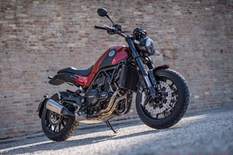 Tại thị trường Malaysia, mẫu xe môtô mang phong cách hoài cổ Benelli Leoncino 2017 mới này sẽ được phân phối với 2 tùy chọn màu sơn là đỏ Leoncino Red và đen Vulcan Black. Xe đi kèm chế độ bảo hành 2 năm hoặc 20.000km của thương hiệu này, tùy theo điều kiện nào đến trước.