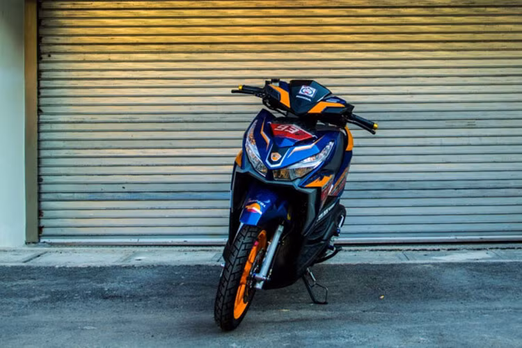 Với nguồn gốc nhập khẩu nguyên chiếc từ Thái Lan, Honda Click 125i phiên bản 2016 có giá khoảng 58 triệu đồng, khi về tới thị trường Việt Nam nó có gia tương đương SH Mode Việt. Xe chủ yếu được nhập khẩu từ các đại lý tư nhân không chính hãng.
