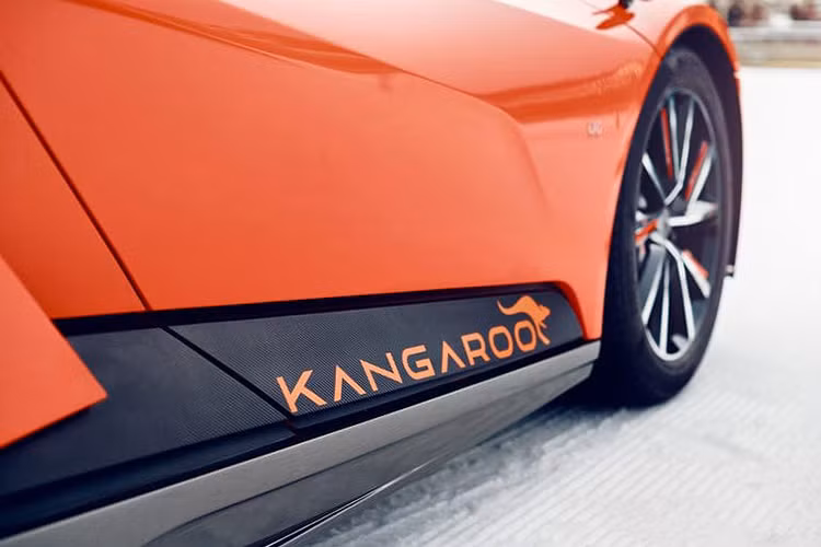 Xe sử dụng hệ dẫn động 4 bánh với khả năng tăng tốc 0-100 km/h trong 3,8 giây. Gói pin 90 kW cho phép xe hoạt động 450 km cho một lần sạc. Bộ mâm 22 inch, kết hợp cảm biến và camera trên nóc cho chế độ tự lái.