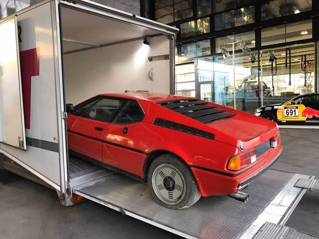 Chiếc BMW M1 sau khi tạm phục chế và đem về xưởng. Trước đây, một model như vậy từng được rao trên eBay với giá nửa triệu USD sau khi chạy 12.000 km.