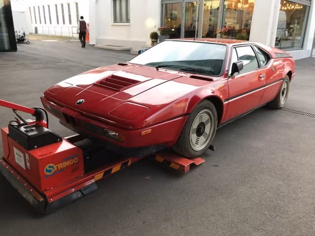 BMW M1 là dòng xe thể thao ra đời trong giai đoạn 1978 đến 1981 với 453 chiếc được xuất xưởng. Xe sử dụng động cơ đặt giữa 3.5L V6 cho công suất 273 mã lực và hộp số sàn 5 cấp.