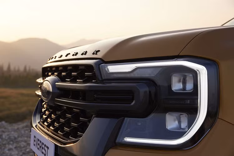 Ngoại thất của mẫu xe SUV Ford Everest Wildtrak 2023 kế thừa những đường nét cơ bắp và thể thao của dòng sản phẩm Everest. Phiên bản này cũng đánh dấu lần đầu tiên khách hàng có thêm lựa chọn màu sơn ngoại thất vàng Luxe trên Ford Everest.