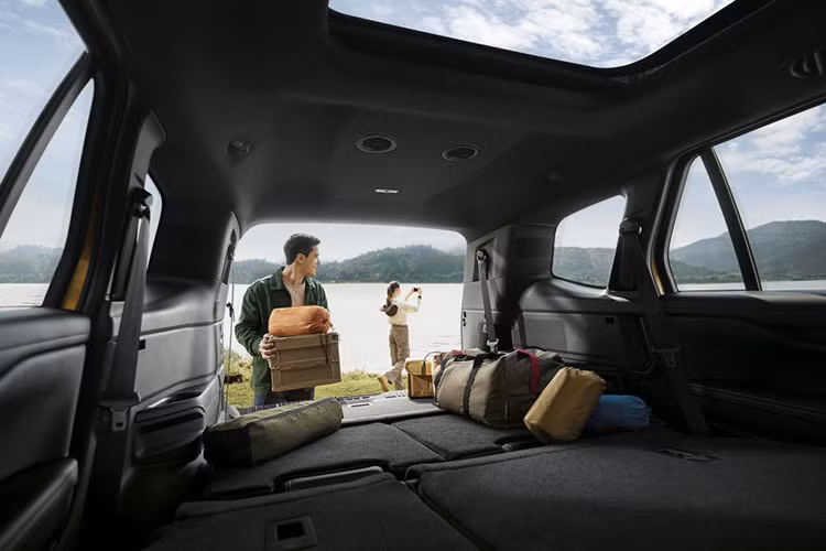 Đồng thời, Everest Wildtrak sở hữu hệ thống hỗ trợ người lái tiên tiến toàn diện gồm Hệ thống hỗ trợ đỗ xe tự động 2.0, Hệ thống cảnh báo điềm mù với tính năng cảnh báo phương tiện cắt ngang và hỗ trợ phanh xe, Hệ thống kiểm soát hành trình thích ứng với tính năng dừng và đi và giữ làn đường, Cảnh báo lệch làn đường và camera 360 độ tiêu chuẩn.