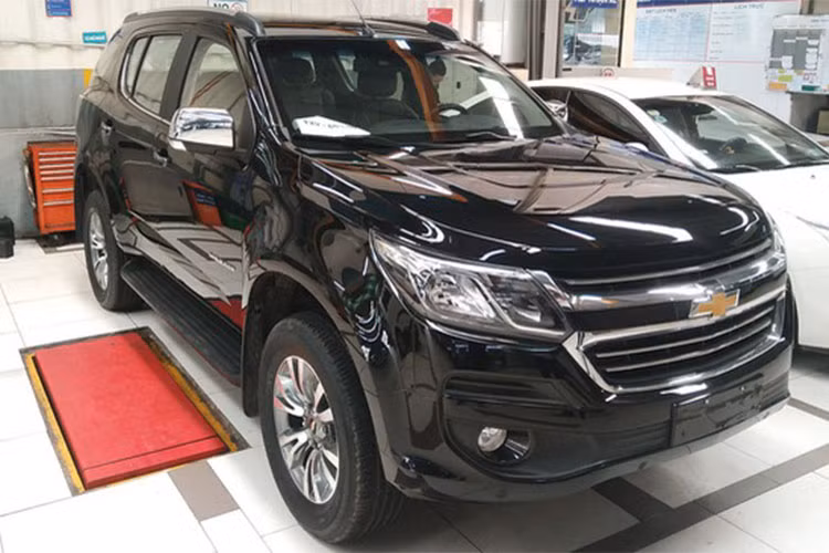 Với mức giá ưu đãi mới, Chevrolet Trailblazer là mẫu SUV 7 chỗ 2018 có giá thấp nhất phân khúc. Hiện nay, Trailblazer đang có lợi thế cạnh tranh nhờ nguồn hàng mới dồi dào và mức thuế nhập khẩu 0% từ Thái Lan. Các "đối thủ" khác như Isuzu mu-X, Mitsubishi Pajero Sport hay Toyota Fortuner lô mới vẫn chưa kịp về.