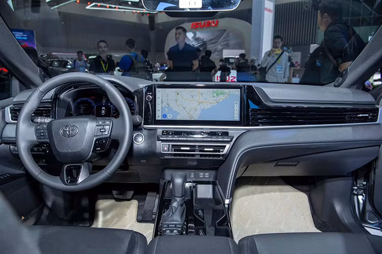 Bên trong nội thất, Camry 2025 sở hữu các tiện nghi cao cấp như: vô lăng tích hợp các phím chức năng, chỉnh điện và tích hợp lẫy chuyển số (trên 2 bản hybrid); màn hình giải trí cảm ứng 12,3 inch tích hợp Apple CarPlay và Android Auto không dây, đồng hồ lái kỹ thuật số 12,3 inch...