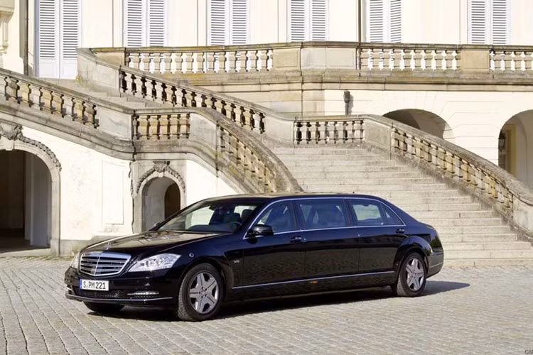 Mercedes-Benz S-600 được cho là có hiệu năng chống đạn lên tới cấp độ B6/B7 theo tiêu chuẩn CEN của châu Âu, cho phép nó có thể chịu được sự tấn công từ súng trường loại đạn 7.62x51mm. Tính năng này khiến S-600 có thể giữ được tốc độ ổn định ở mức cao ngay cả khi dính bom, cùng với một bình nhiên liệu được bọc kín và hệ thống tự động dập lửa.