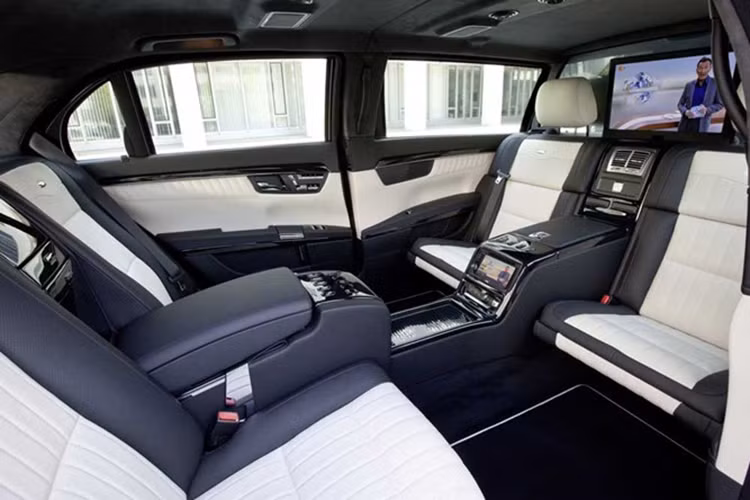 Nội thất của mẫu siêu xe sang S600 Pullman Guard dành riêng cho Tổng thống Nga Putin cũng được thiết kế đặc biệt, nhưng không thiếu đi sự sang trọng thường thấy của Mercedes. Không gian sử dụng bên trong xe rộng rãi, trang bị tiêu chuẩn với tủ lạnh và một màn hình 19 inch, cùng một số tiện ích đa phương tiện kết nối không dây ở bất cứ đâu.
