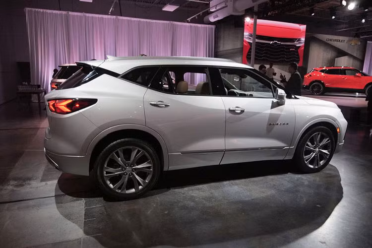 Khi bỏ tiền ra mua Chevrolet Blazer 2019, khách hàng Mỹ sẽ nhận về một chiếc crossover có dáng dấp bề thế, thiết kế sườn xe ấn tượng với những đường cắt táo bạo và đầu xe hầm hố, theo phong cách của Camaro SS.