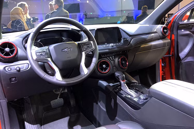 Dù ở bản tiêu chuẩn nhưng Chevrolet Blazer 2019 tại thị trường Mỹ vẫn được trang bị bao gồm gương ngoại thất sấy/chỉnh điện, bộ vành 18 inch, hệ thống thông tin giải trí với màn hình cảm ứng 8 inch, tương thích Apple CarPlay/Android Auto, hệ thống 4G LTE với Wi-Fi Hotspot và điều hòa tự động 2 vùng đi kèm cửa gió hàng ghế sau. 