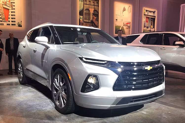 Vào hồi cuối tháng 6 vừa qua, thương hiệu Chevrolet của tập đoàn General Motors đã khiến nhiều người bất ngờ khi vén màn mẫu crossover cỡ trung 5 chỗ hoàn toàn mới mang tên Blazer 2019. Mới đây, Chevrolet tiếp tục tung ra giá bán chính thức của mẫu crossover Chevrolet Blazer 2019.