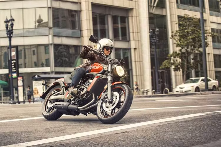 Vulcan S 2018 sử dụng khung thép bao quanh, giúp xe trở nên nhỏ gọn và hầm hố hơn. Xe sở hữu kích thước là 2.311 x 881 x 1.110 mm (dài x rộng x cao), xe có khoảng sáng gầm là 130 mm, được trang bị bình xăng có dung tích 14 lít và có trọng lượng lên đến 228 kg.