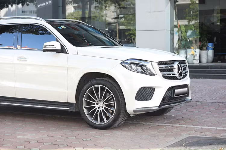 Xe sở hữu vành hợp kim đa chấu đường kính 21 inch, khoảng nhún giảm sốc lớn giúp xe vượt mọi địa hình. Ngoài ra, gói hỗ trợ vượt địa hình với 6 chế độ lái khác nhau phù hợp với mọi điều kiện mặt đường.