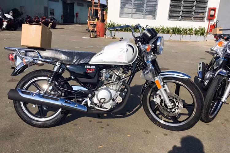 YB125SP mang kiểu dáng naked-bike pha trộn nét cổ điển từ đèn pha đơn tròn to cho đến đồng hồ đôi, bình xăng cỡ lớn. Mẫu xe máy côn tay này thừa hưởng nhiều chi tiết từ người tiền nhiệm YB125 đình đám trước đây để phù hợp với thị trường Nhật Bản cũng như Châu Á.